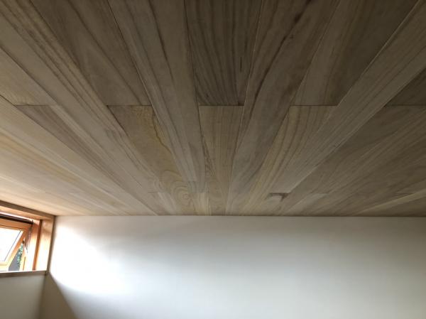 桐の無垢の天井材の写真