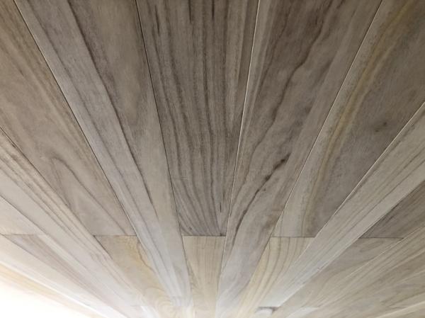 桐の無垢の天井材の写真