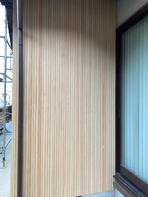 ヒノキの柾目スティック外壁