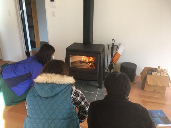 松山市のM様邸でアイアンドッグ№7の設置、火入れを行いました。