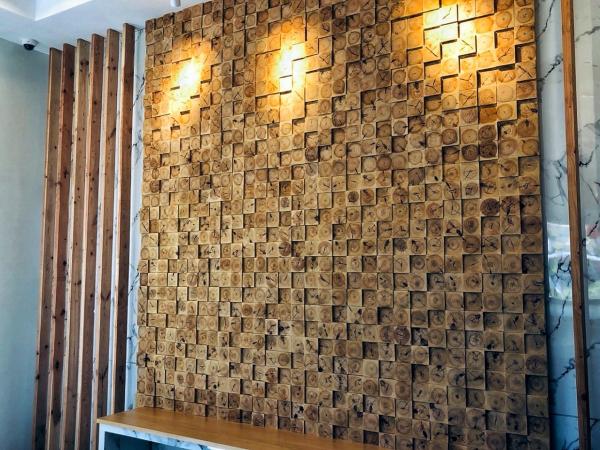 杉の木っ端で壁をデザインしたタイのお寿司屋の施工写真