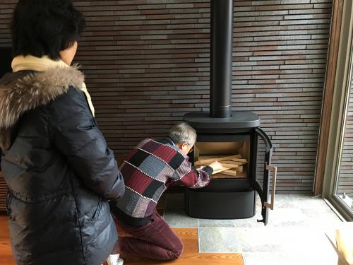 松山市でＭ様邸薪ストーブの火入れです。